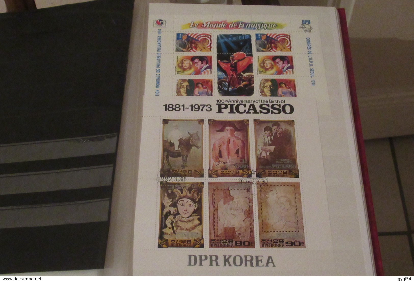 Corée du Nord  47 pages de BLOCS DANS UN CLASSEUR DE 64 PAGES