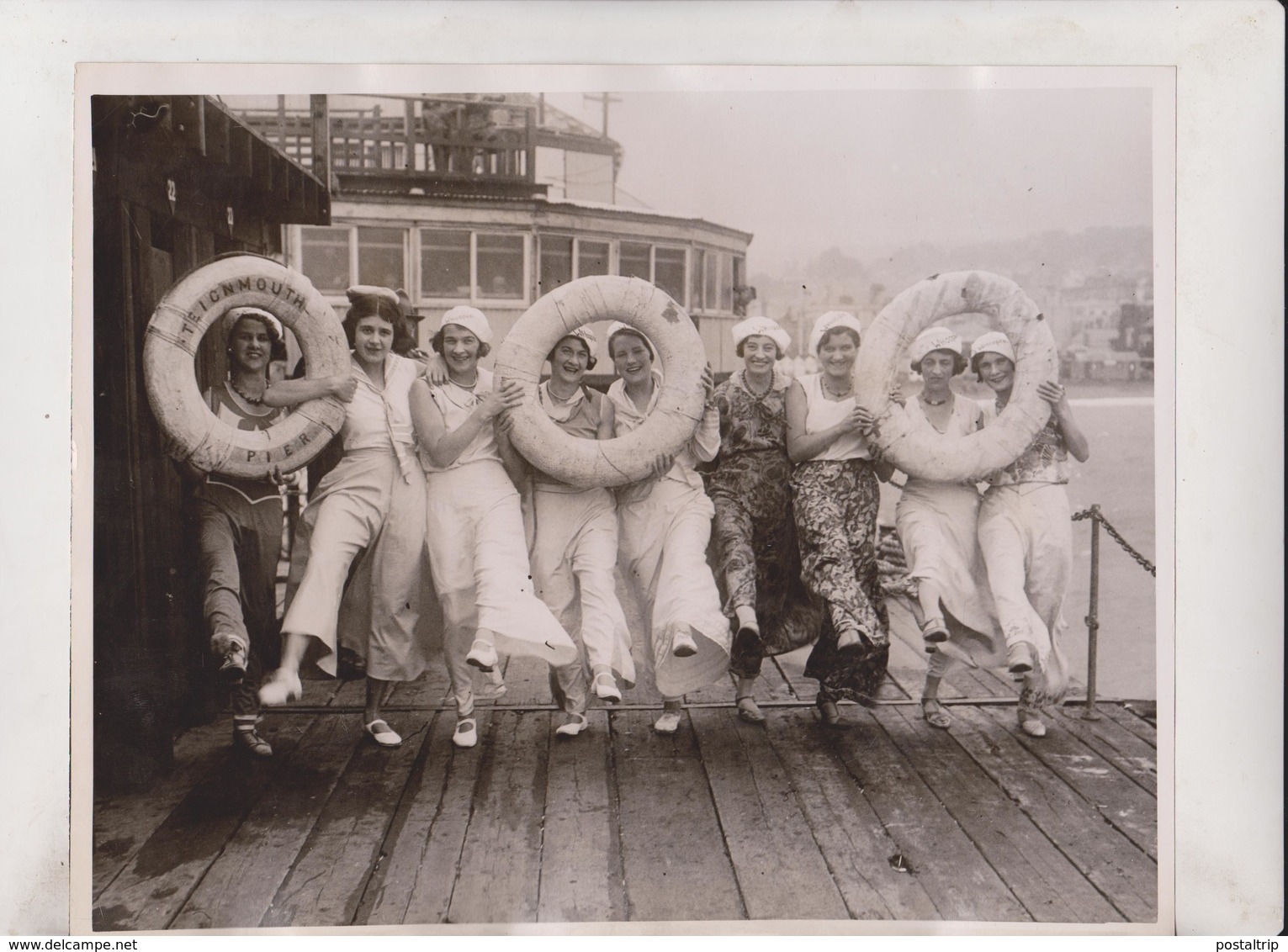 TEIGNMOUTH PIER  LYME REGIS CARNIVAL CREW OF HMS WHOOPEE    25*20CM Fonds Victor FORBIN 1864-1947 - Schiffe