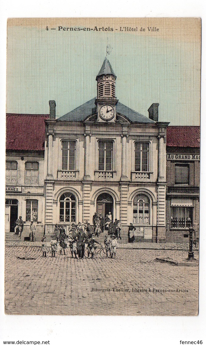 62 - PERNES En ARTOIS - L'Hôtel De Ville - Animée (R151) - Other & Unclassified