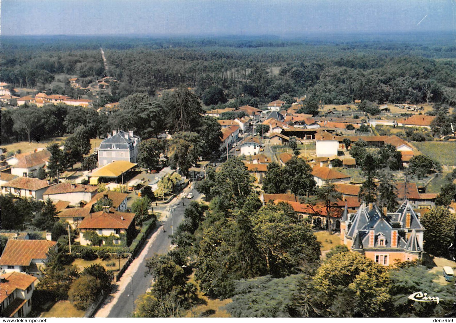 CASTETS-des-LANDES - Vue Panoramique Aérienne Sur La Place De L'hôtel-de-ville Et Le Château De Beauregard - Castets