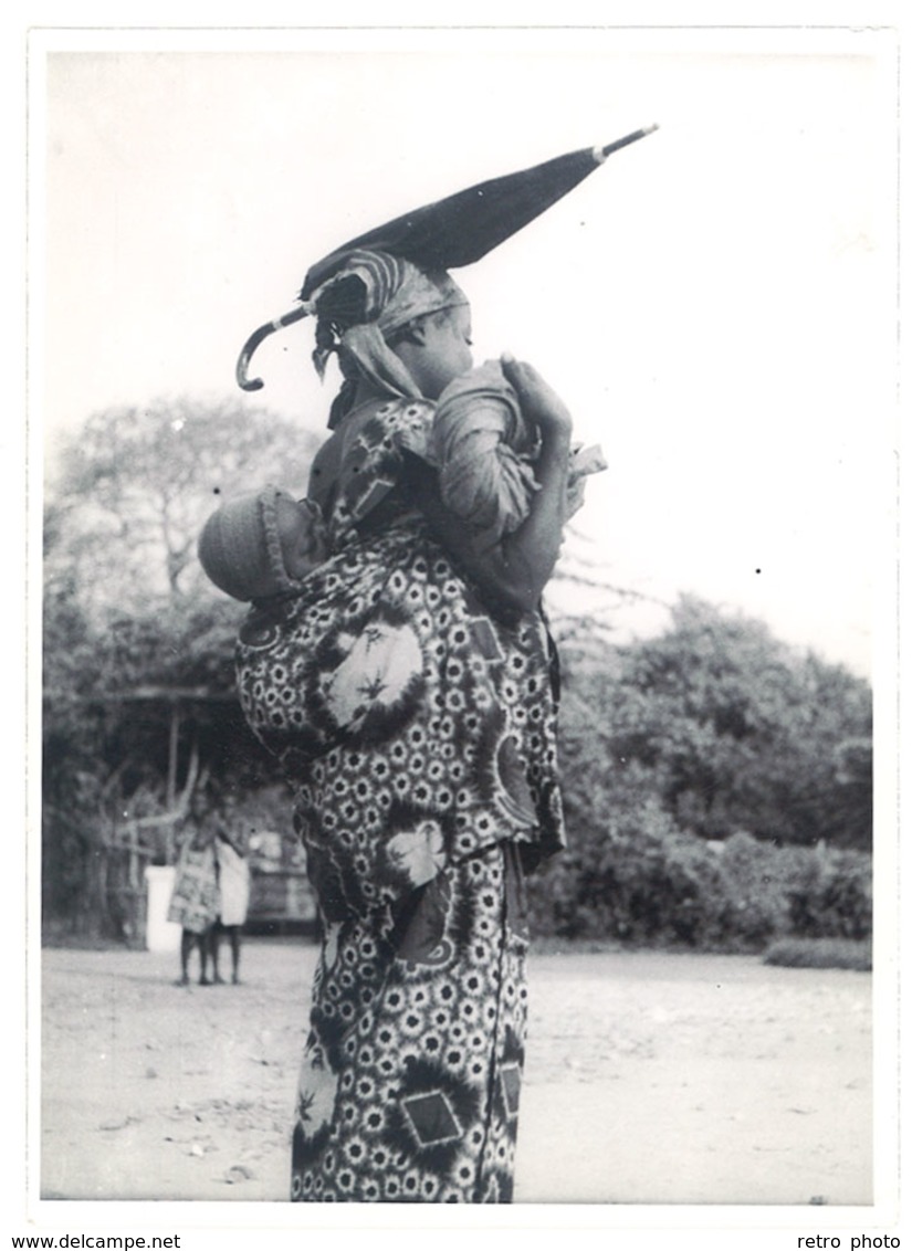 Photo Afrique 12,8 X 17,8 Cms, AEF, Moyen Congo - Brazzaville - Jeune Femme Bacongo ( & Son Enfant, Parapluie ) - Afrique