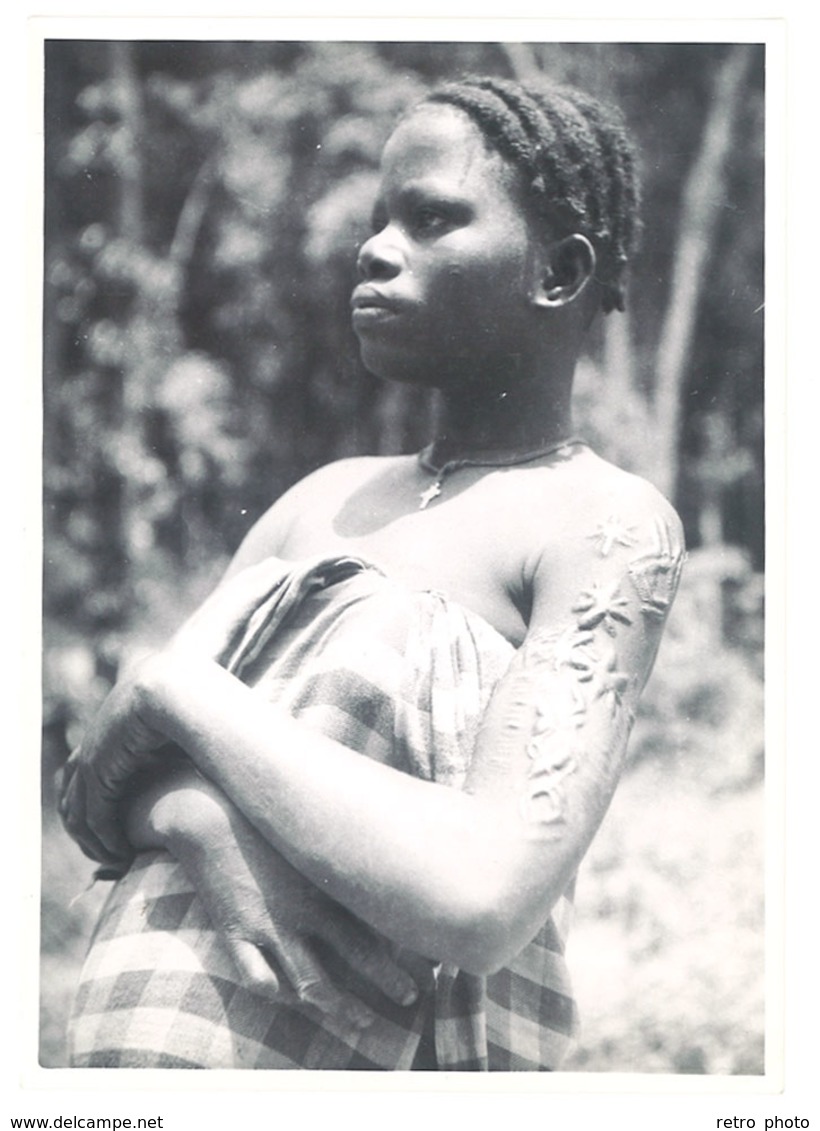 Photo Afrique 12,8 X 17,8 Cms, AEF, Moyen Congo - Pointe Noire - Jeune Fille Bacongo ( Scarifications ) - Afrique