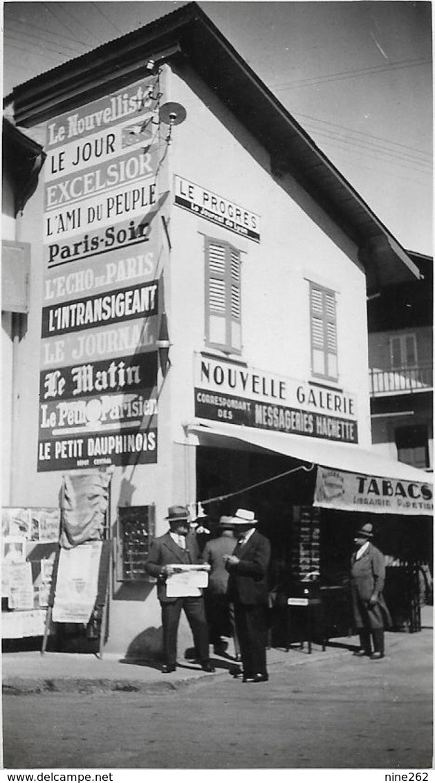 HAUTE SAVOIE...MEGEVE  EN 1935...BUREAU DE TABAC ET PRESSE.................... PHOTO 11X 6.5......PORT GRATUIT - Lieux