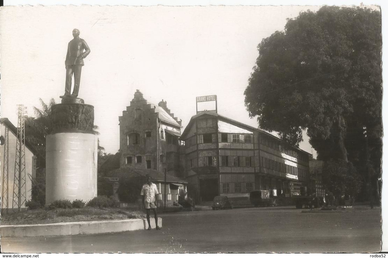 CPSM - Guinée  - Conakry Grand Hôtel Et Le Monument Du Gouverneur Poiret - Guinée