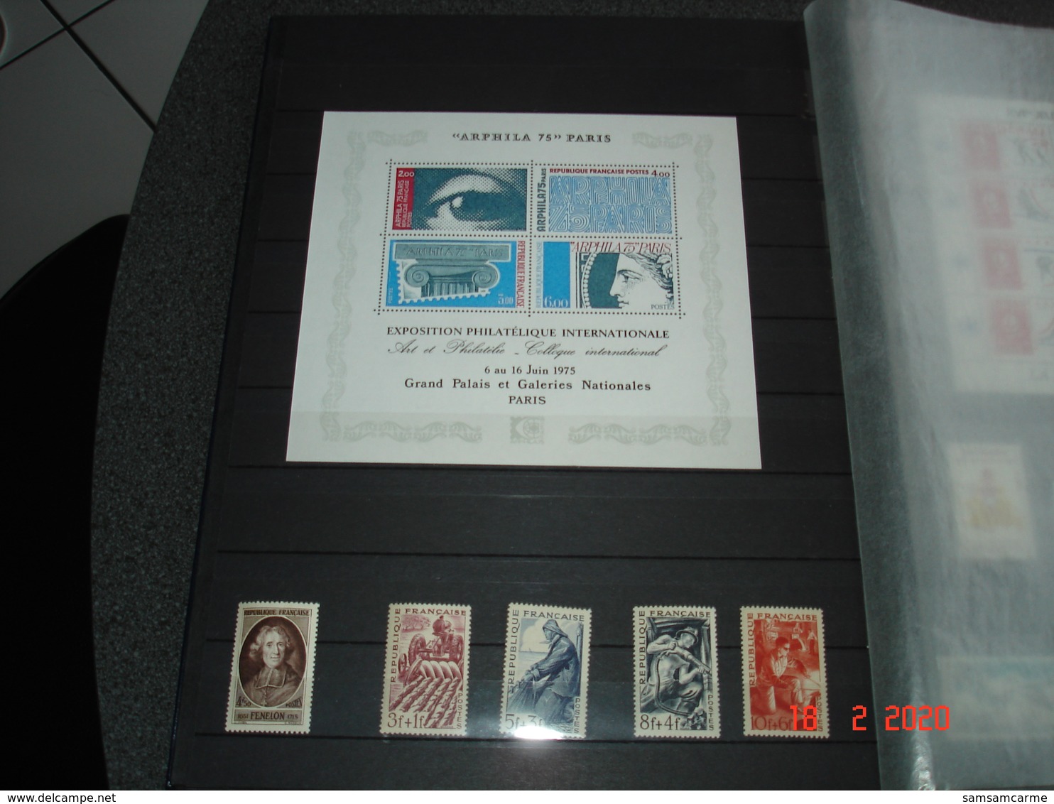 ALBUM CONTENANT TIMBRES,BLOCS FEUILLETS ET CARNETS NON PLIES NEUFS LUXE DE FRANCE  TRES BELLE COTE