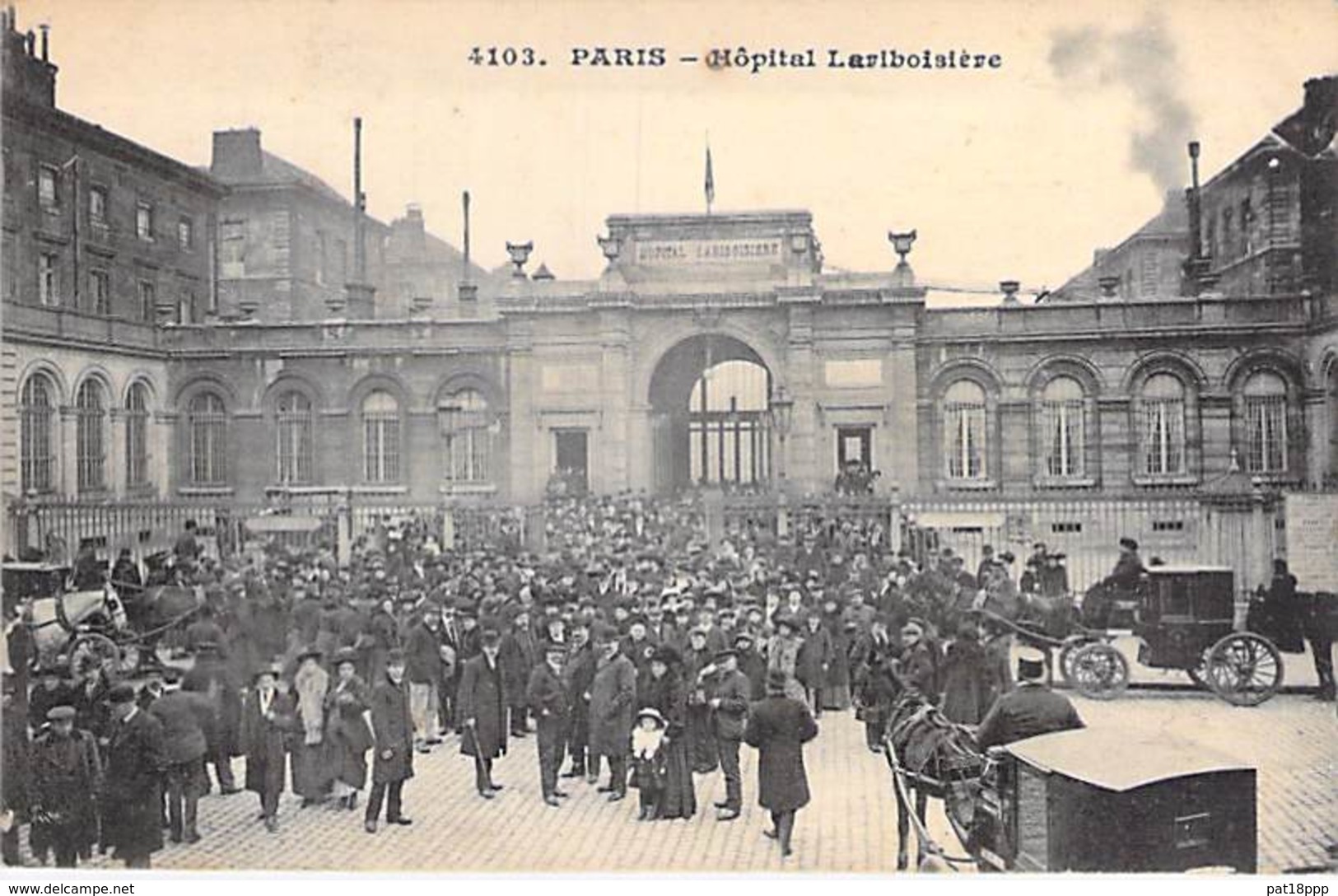 75 - PARIS ( Santé Hopitaux ) Hopital LARIBOISIERE ( Bonne Animation Devant L'entrée ) - CPA - - Santé, Hôpitaux