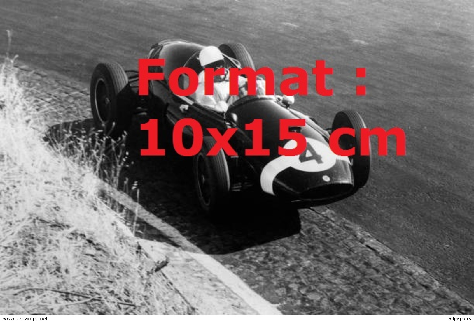 Reproduction D'une Photographie De Stirling Moss Au Volant D'une Cooper-Climax T-51 Au Grand Prix Du Portugal En 1959 - Autres & Non Classés