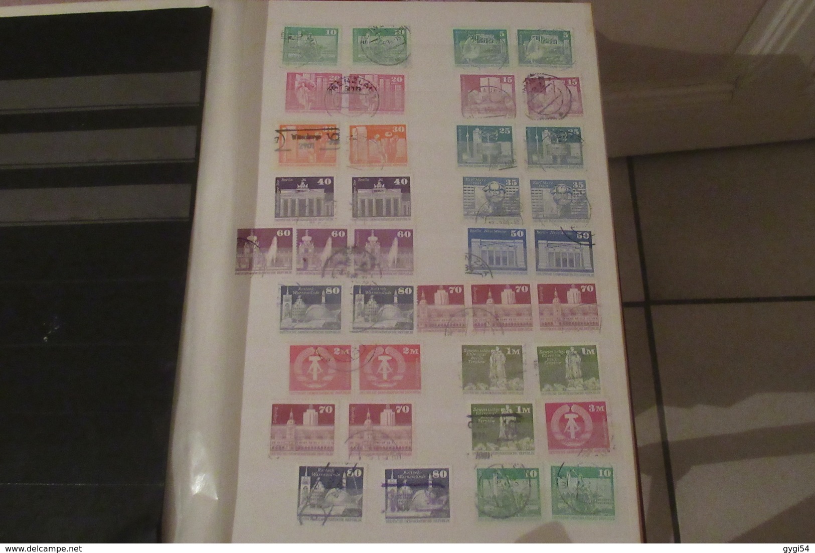 DDR    Lot  De Timbres   DANS UN CLASSEUR  De 64 Pages - Verzamelingen (in Albums)