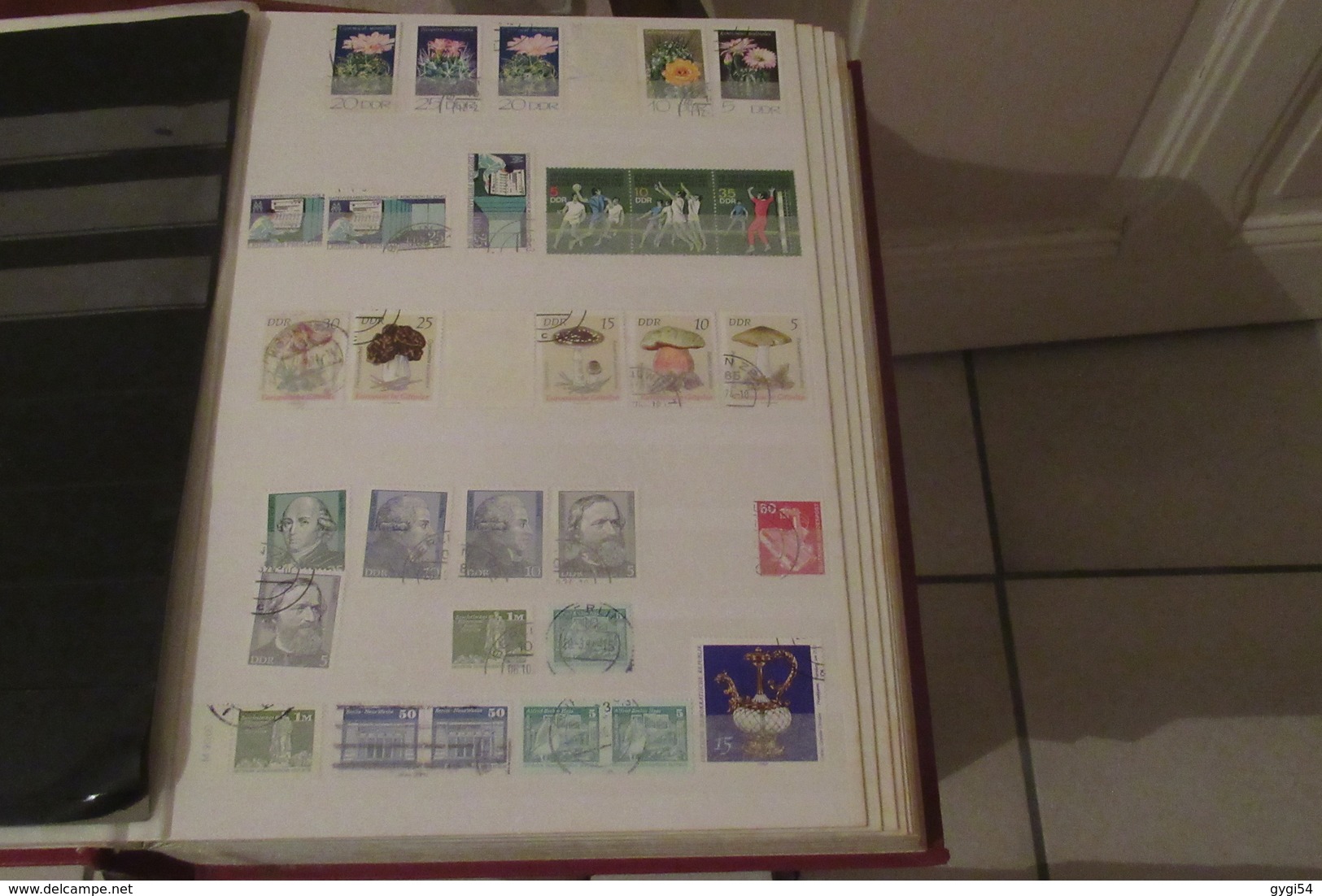 DDR    lot  de timbres   DANS UN CLASSEUR  de 64 pages