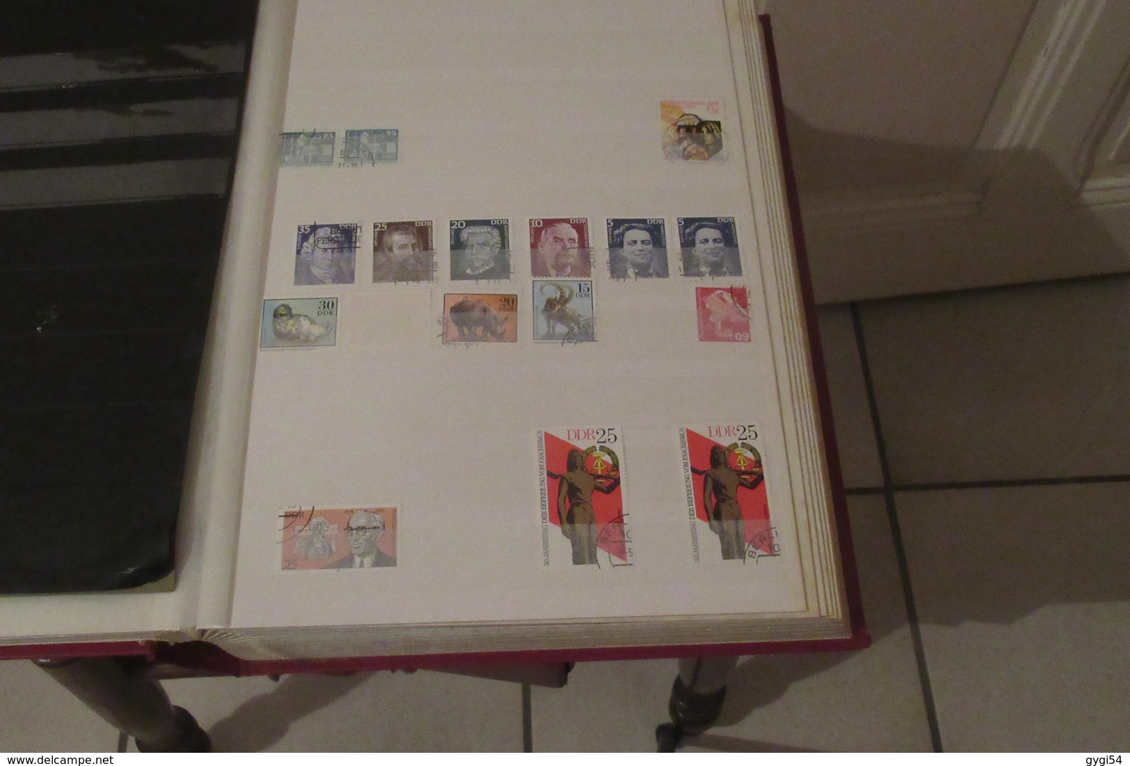 DDR    lot  de timbres   DANS UN CLASSEUR  de 64 pages