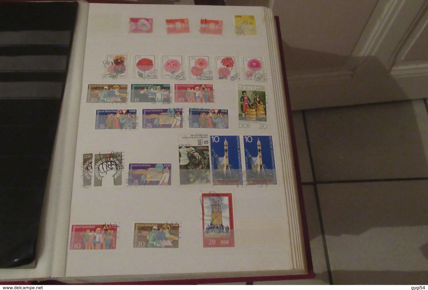 DDR    lot  de timbres   DANS UN CLASSEUR  de 64 pages