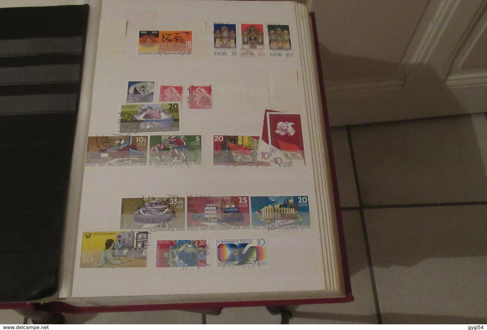 DDR    lot  de timbres   DANS UN CLASSEUR  de 64 pages