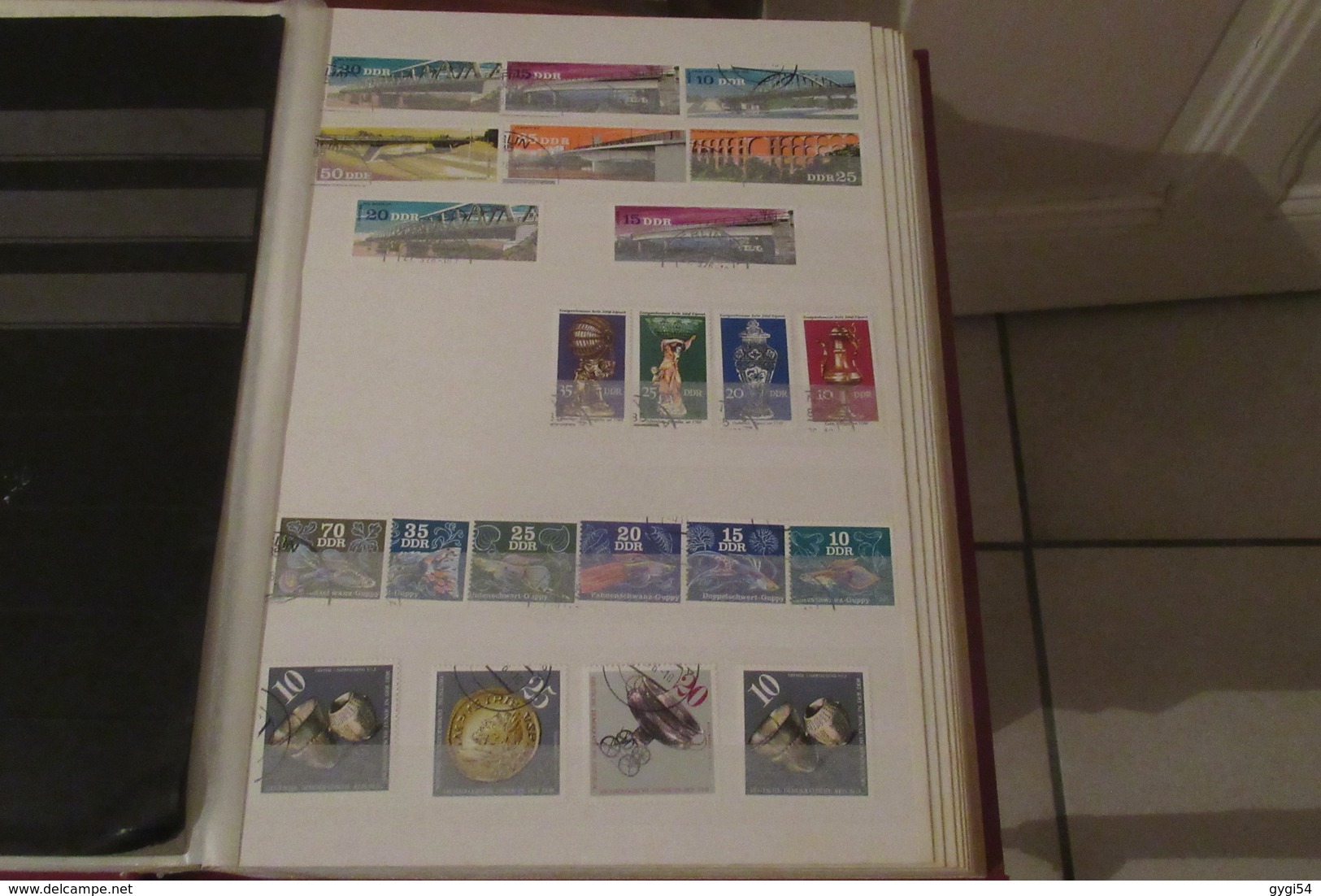 DDR    lot  de timbres   DANS UN CLASSEUR  de 64 pages