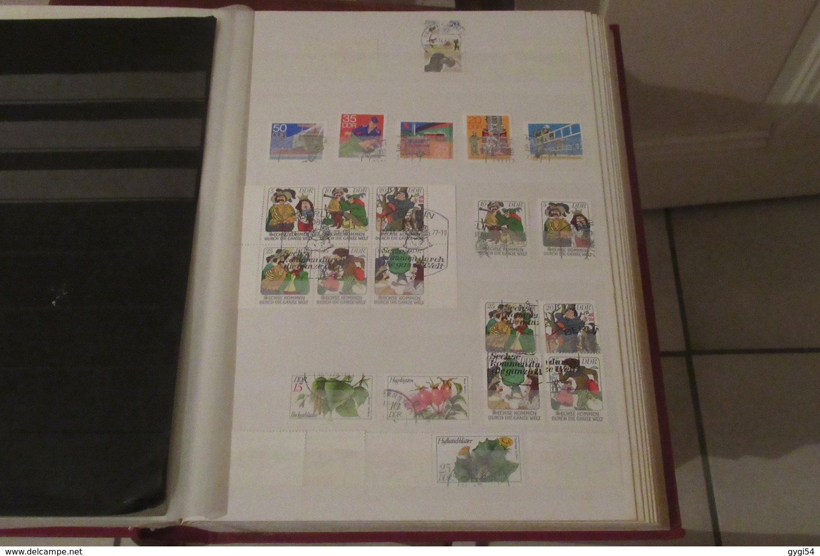 DDR    lot  de timbres   DANS UN CLASSEUR  de 64 pages