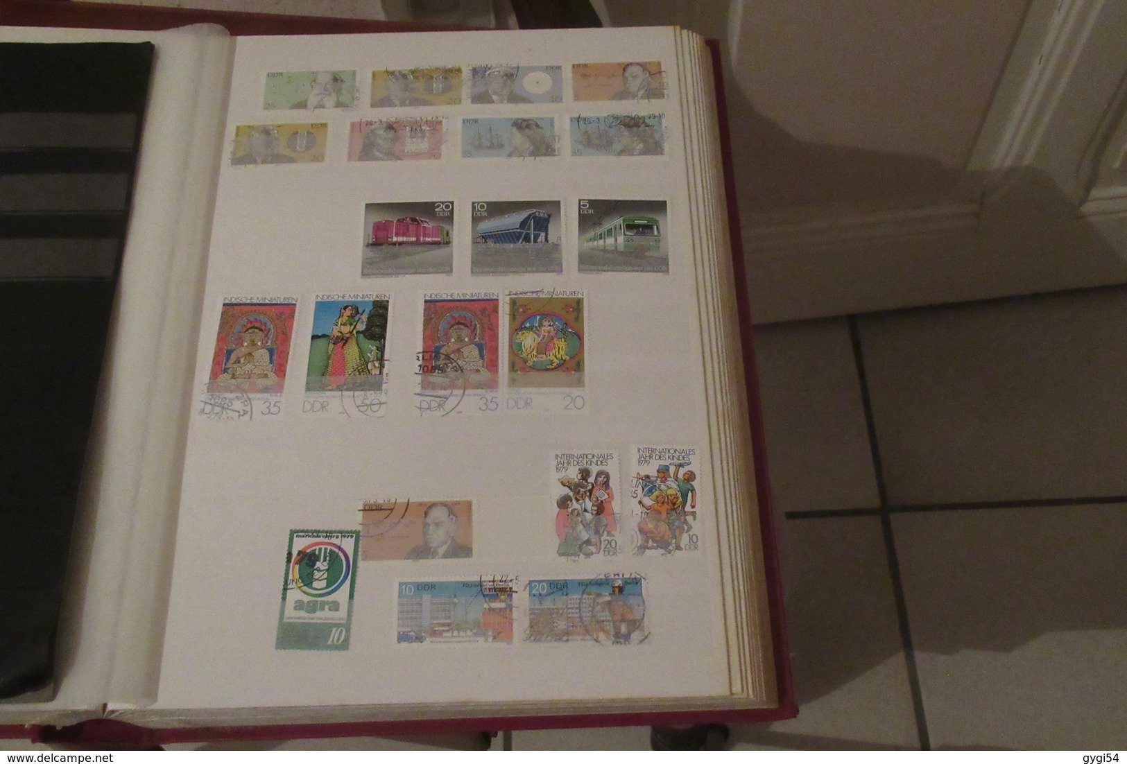 DDR    lot  de timbres   DANS UN CLASSEUR  de 64 pages