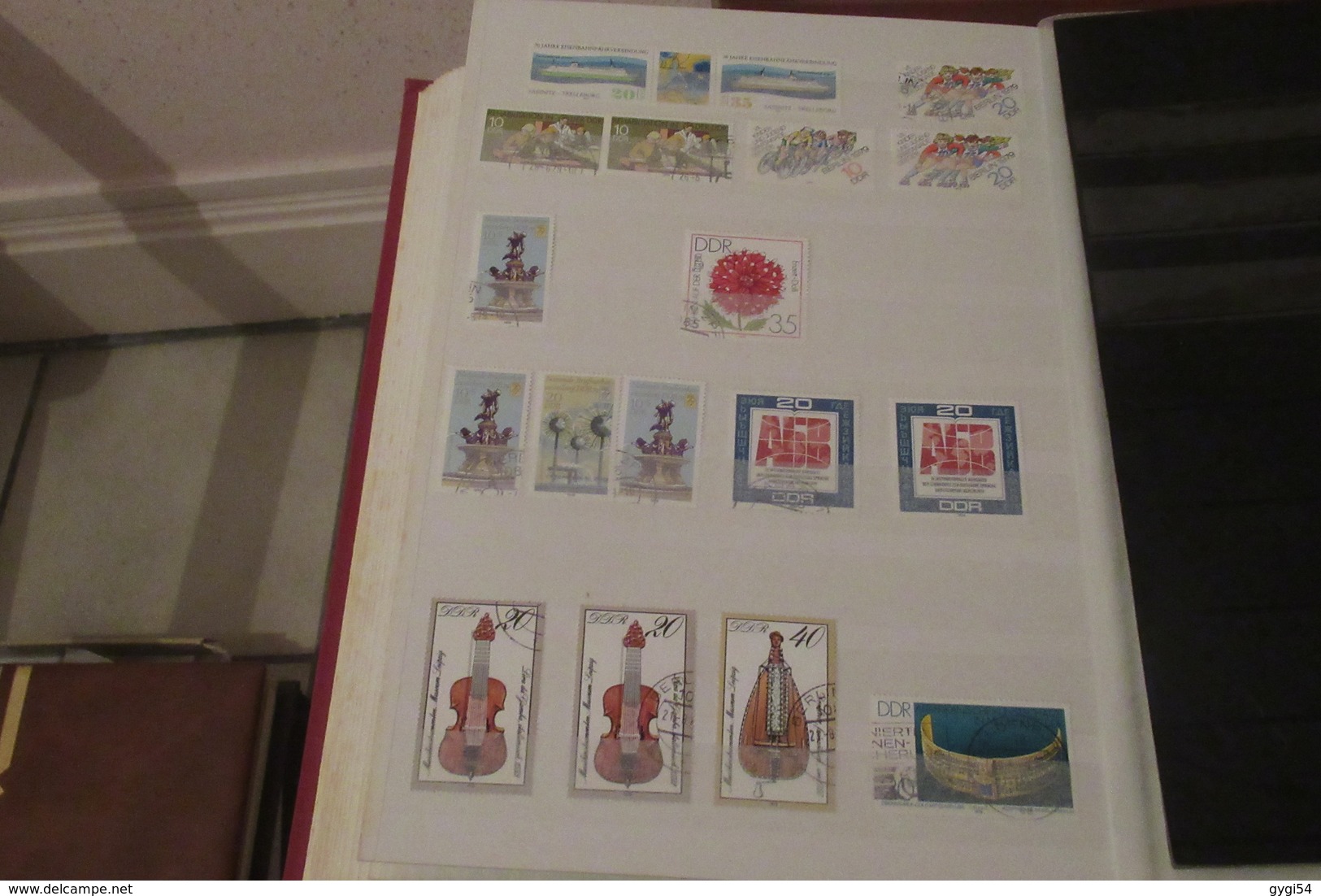 DDR    lot  de timbres   DANS UN CLASSEUR  de 64 pages