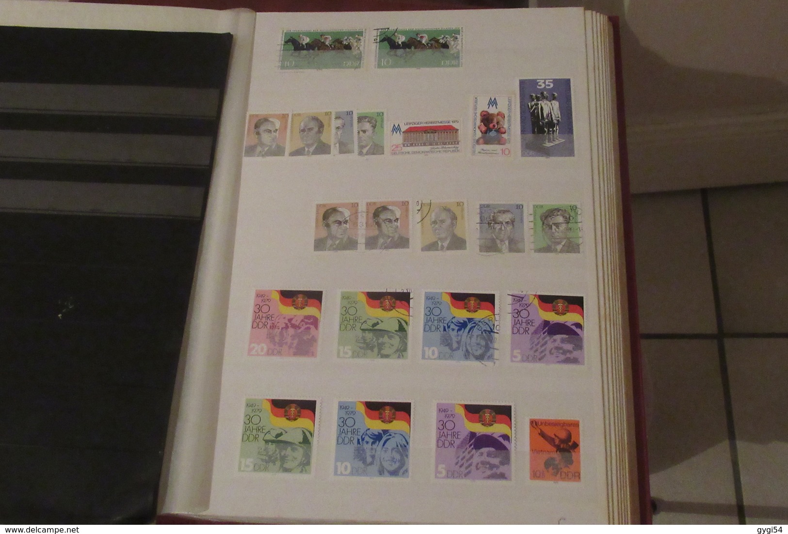 DDR    lot  de timbres   DANS UN CLASSEUR  de 64 pages