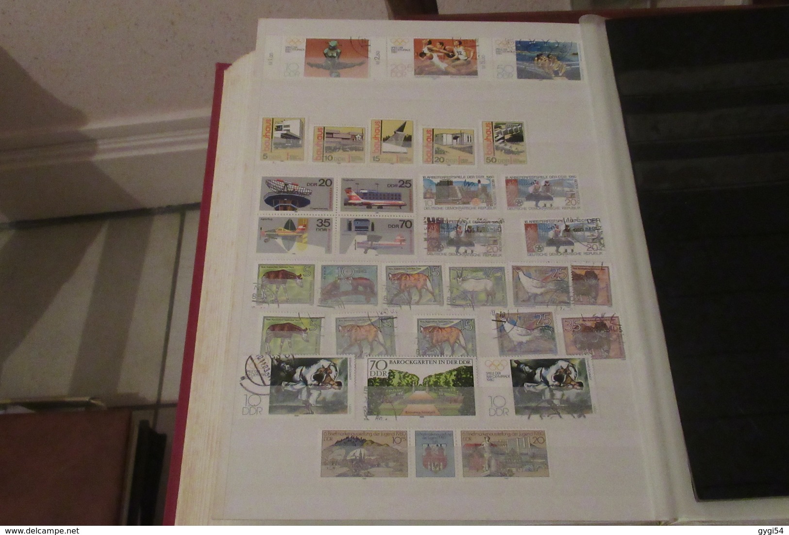 DDR    lot  de timbres   DANS UN CLASSEUR  de 64 pages