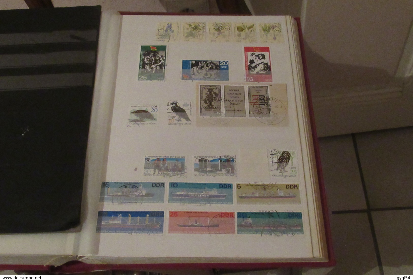 DDR    lot  de timbres   DANS UN CLASSEUR  de 64 pages