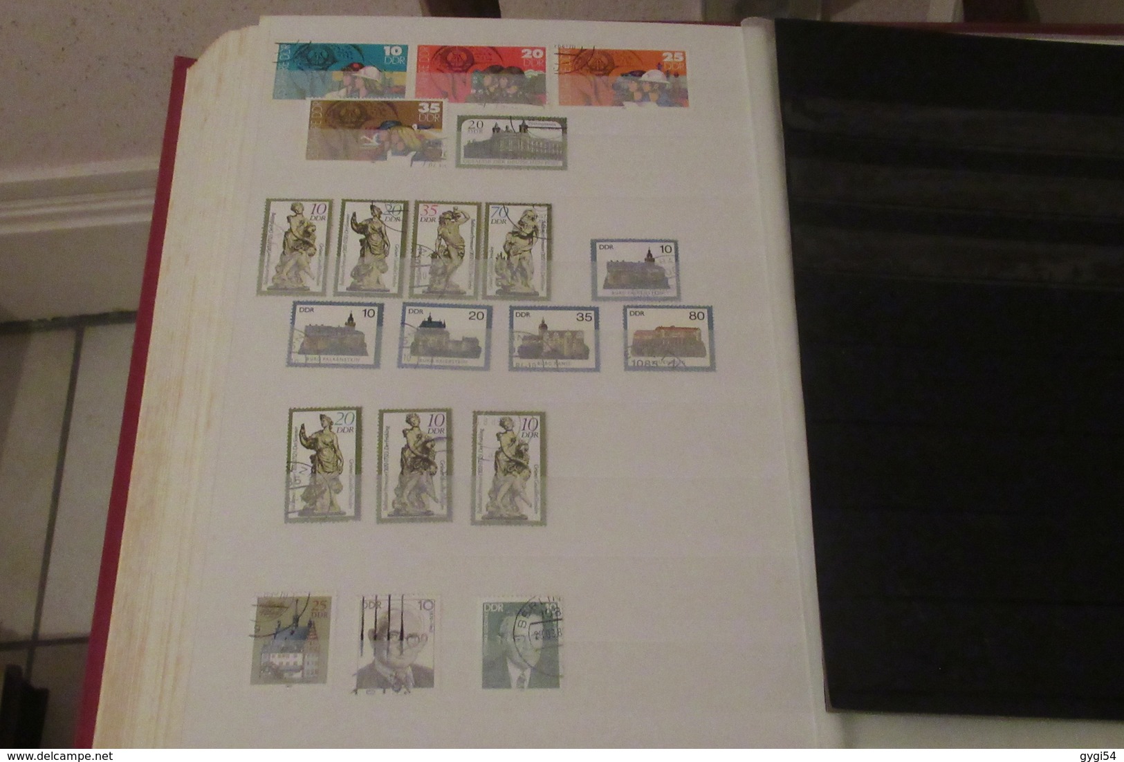 DDR    lot  de timbres   DANS UN CLASSEUR  de 64 pages