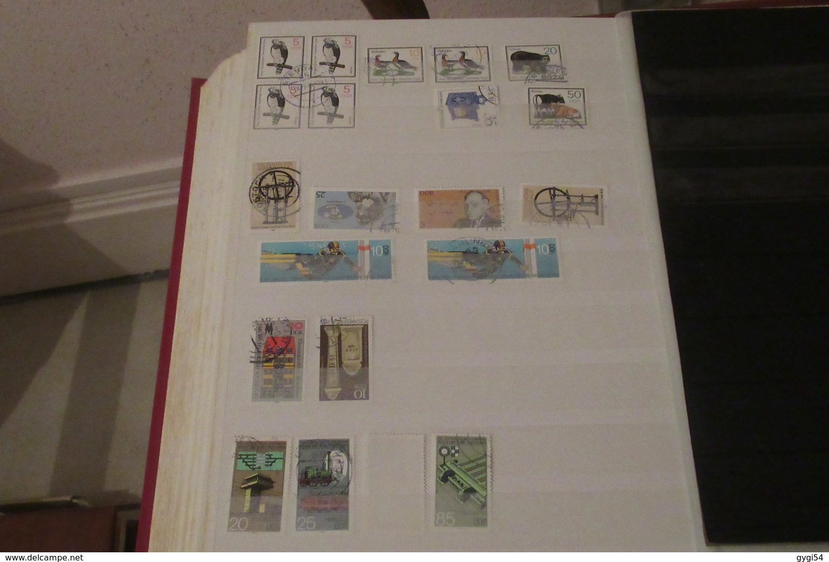 DDR    lot  de timbres   DANS UN CLASSEUR  de 64 pages