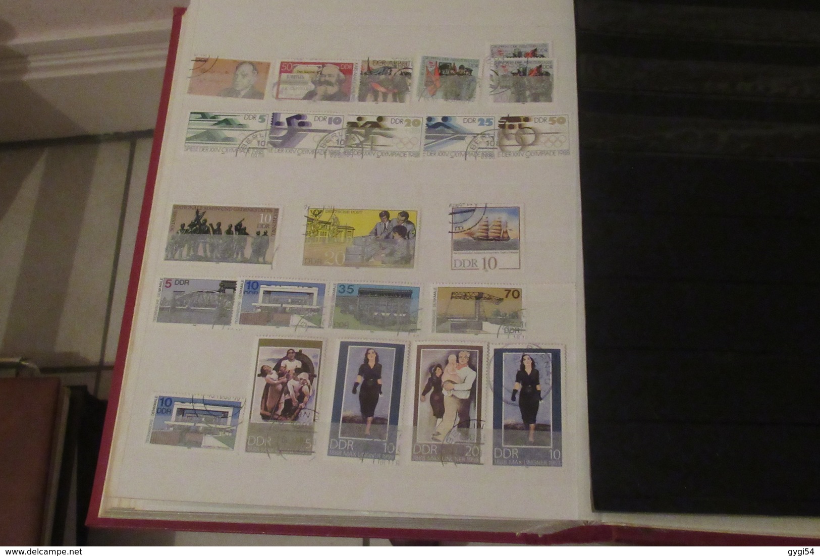 DDR    lot  de timbres   DANS UN CLASSEUR  de 64 pages