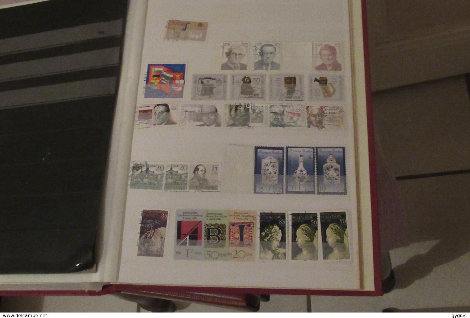 DDR    lot  de timbres   DANS UN CLASSEUR  de 64 pages