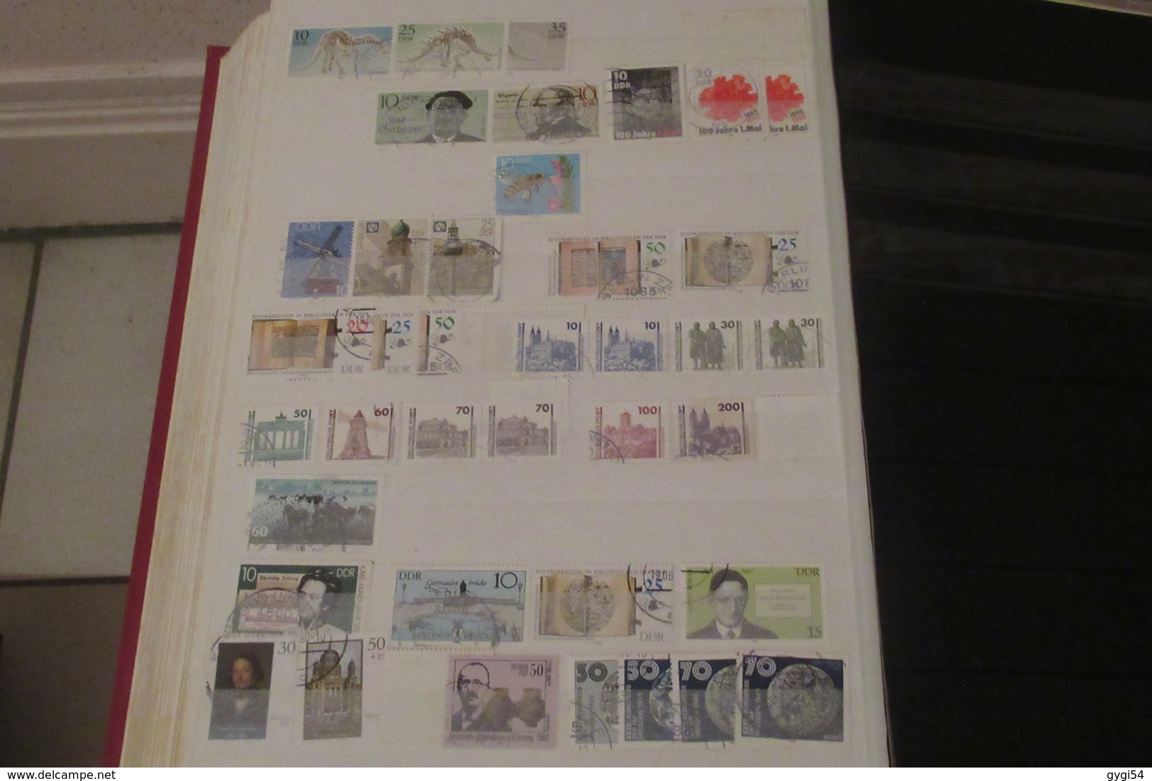 DDR    lot  de timbres   DANS UN CLASSEUR  de 64 pages