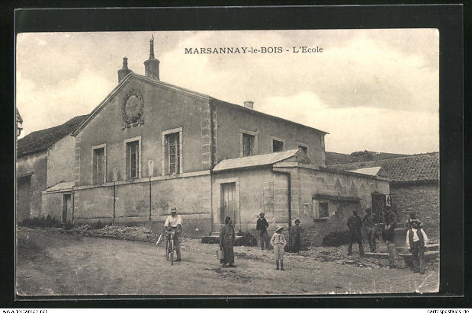 CPA Marsannay-le-Bois, L`ecole, Des Passants Vor Der Schule - Autres & Non Classés