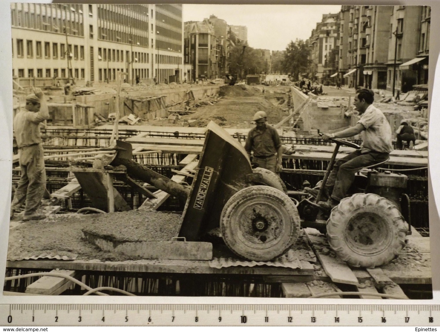 PHOTO PRESSE 13x18cm Chantier Passage Souterrain Porte D'Asnières, Bd. Berthier, PARIS 17e. Keystone 1960, Tombereau - Beroepen