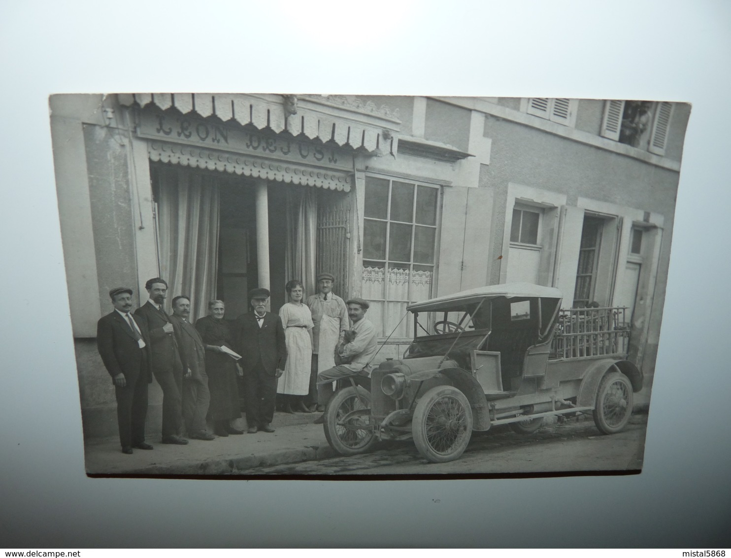 YONNE AUXERRE TRES RARE CARTE PHOTO DEVANTURE MAGASIN LEON DEJUST RUE BOURNEUIL ATTROUPEMENT ET TACOT - Auxerre