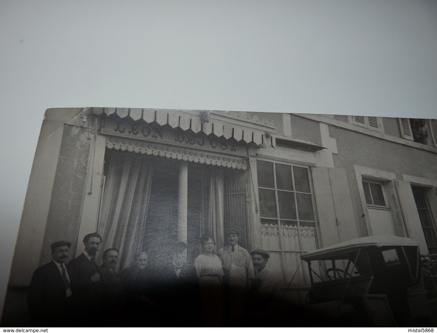 YONNE AUXERRE TRES RARE CARTE PHOTO DEVANTURE MAGASIN LEON DEJUST RUE BOURNEUIL ATTROUPEMENT ET TACOT - Auxerre