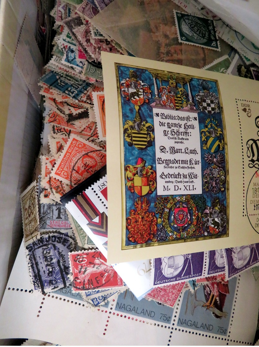 All-the-World 1400 Grams Of Loose Paperfree Stamps In Ashoe Box , Mixed MNH/LH/VFU , Many Souvenir Sheets - Lots & Kiloware (min. 1000 Stück)