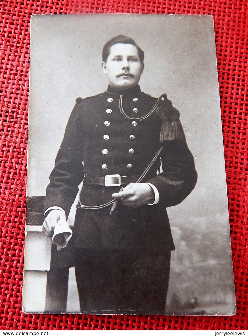 MILITARIA - UNIFORMES - Soldat Belge En Uniforme - Uniformes