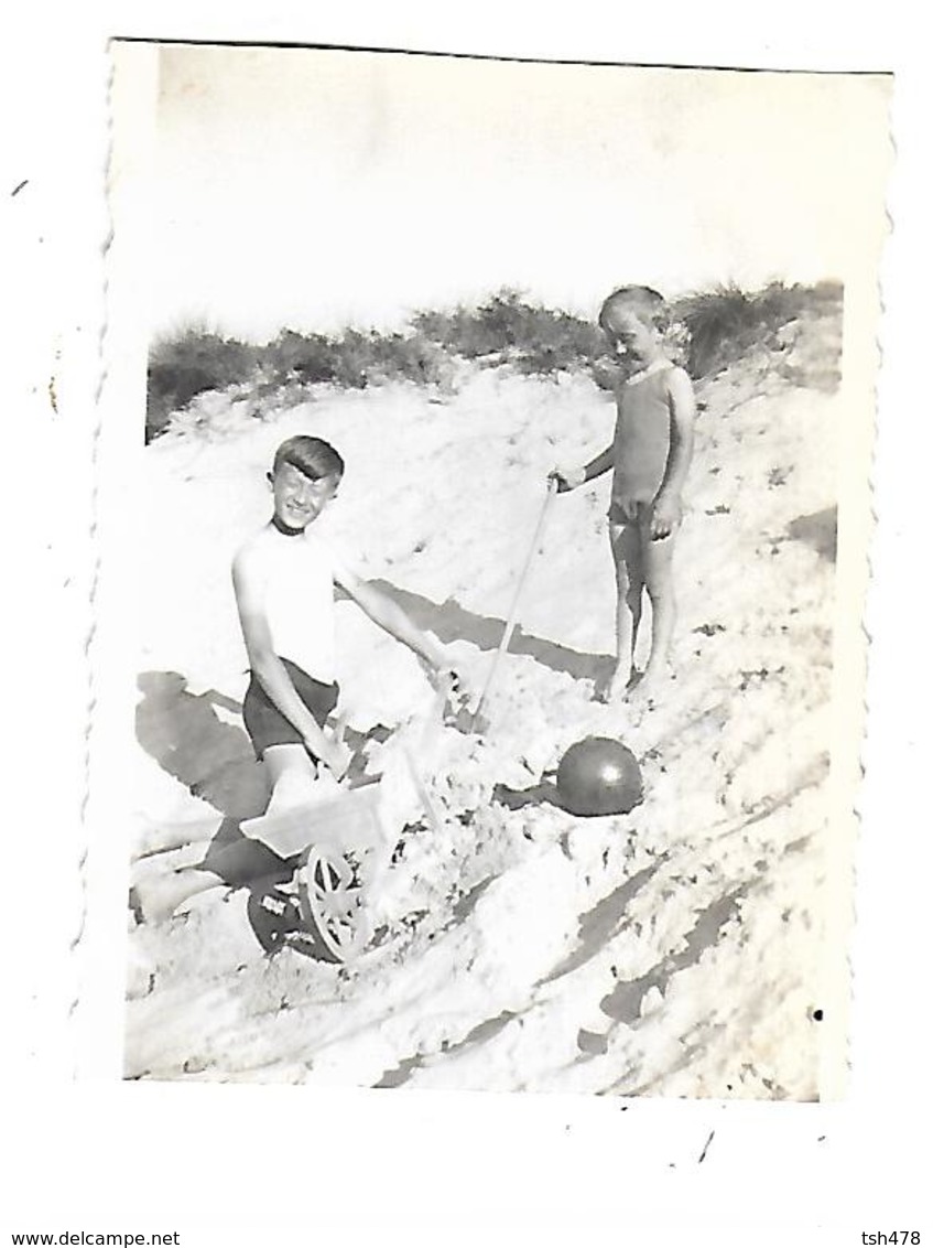 MINI-PHOTO----2 Garçonnetes Sur La Plage Avec Ballon + Brouette --voir 2 Scans - Altri & Non Classificati