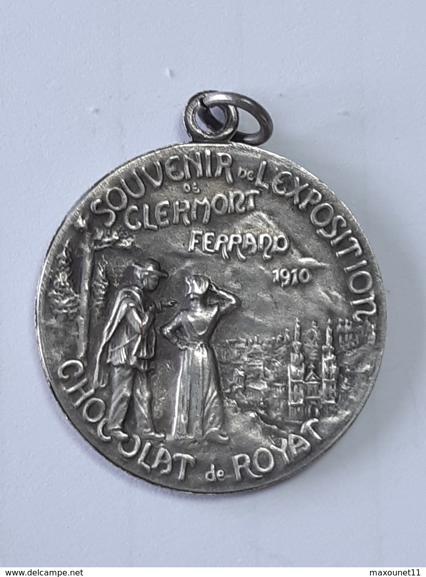 Medaille Pendantif Souvenir De L'exposition Clermont Ferrand 1910 - Chocolat De Royat - Madame De Sevigné ... Lot60 . - Autres & Non Classés