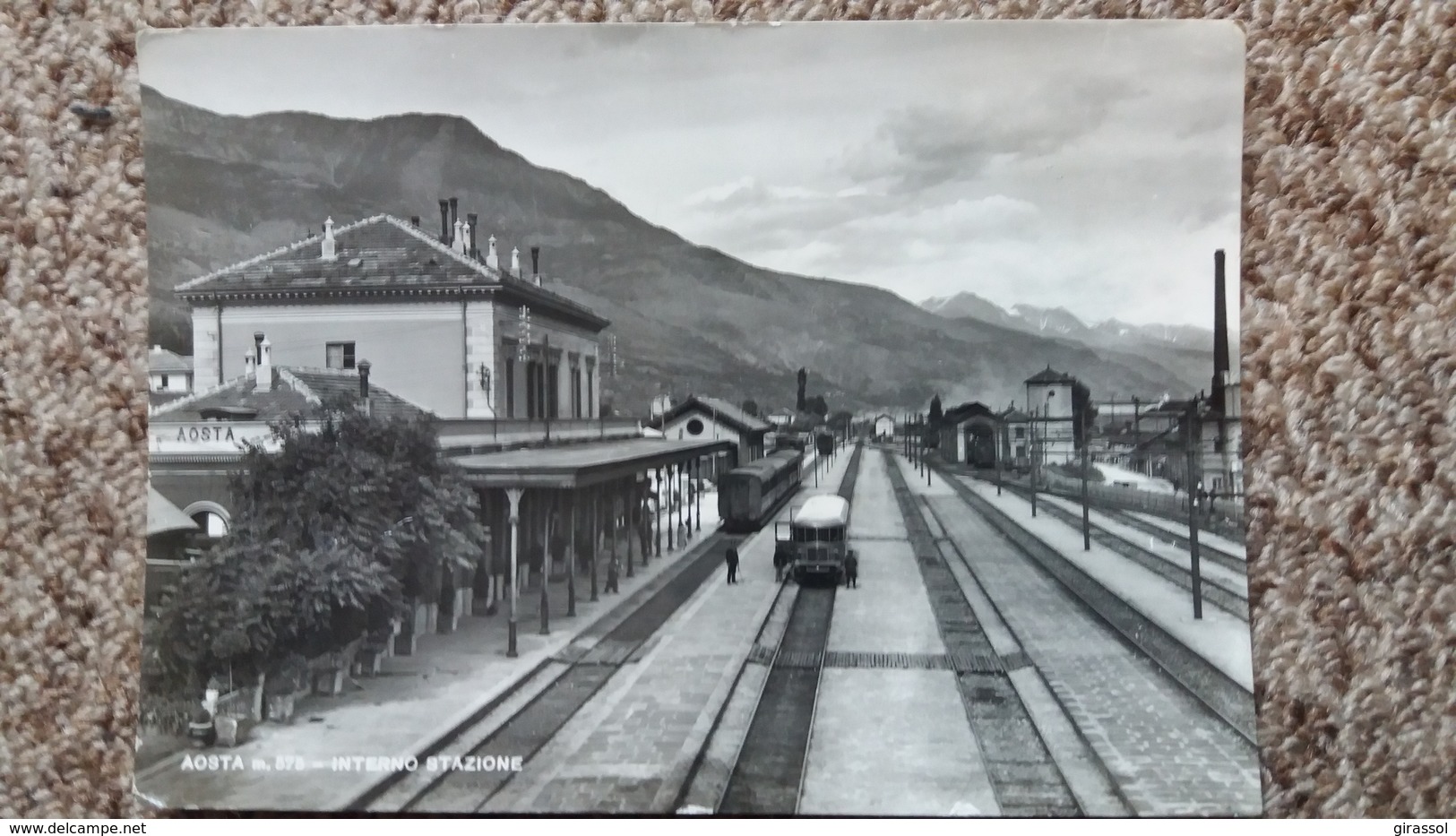 CPSM GARE AVEC TRAIN AOSTA INTERNO STAZIONE SACAT 1955 TIMBRE ARRACHE AU DOS - Stazioni Con Treni