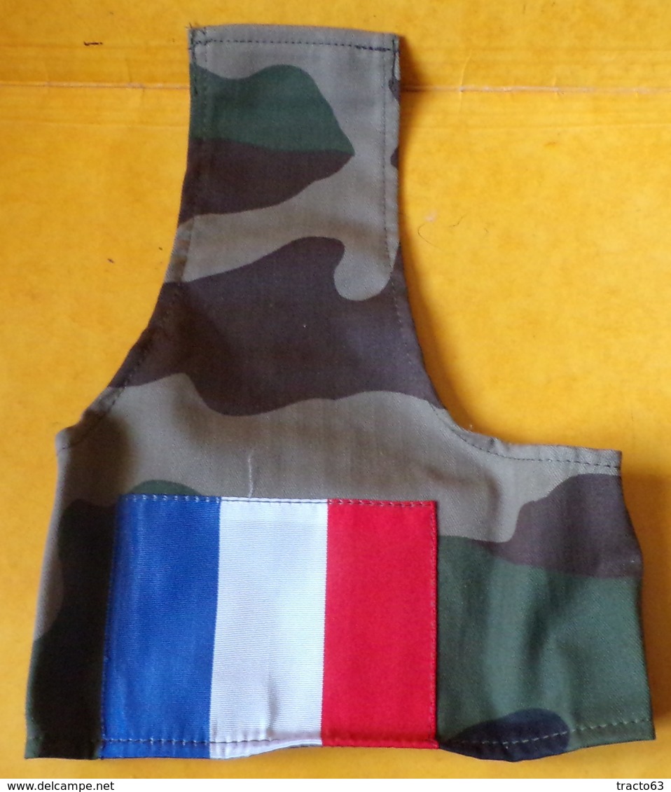 BRASSARD CAMOUFLE AVEC DRAPEAU DE L'ARMEE FRANCAISE , FABRICATION DE 1997 , ETAT NEUF VOIR PHOTO . POUR TOUT RENSEIGNEME - Ecussons Tissu