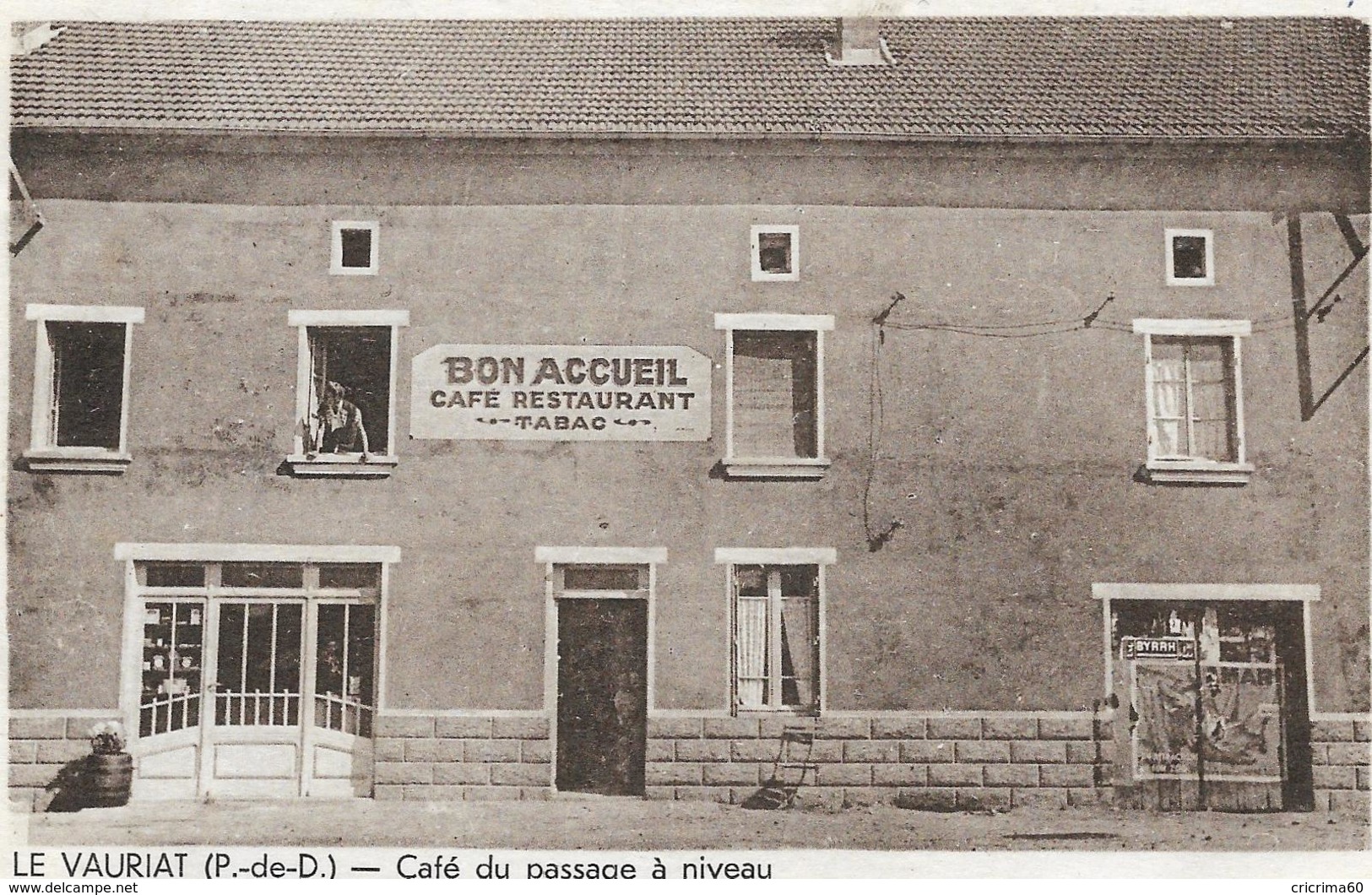 63 - LE VAURIAT (P.-de-D.) - Café Du Passage à Niveau. CPA Peu Courante. BE. - Sonstige & Ohne Zuordnung