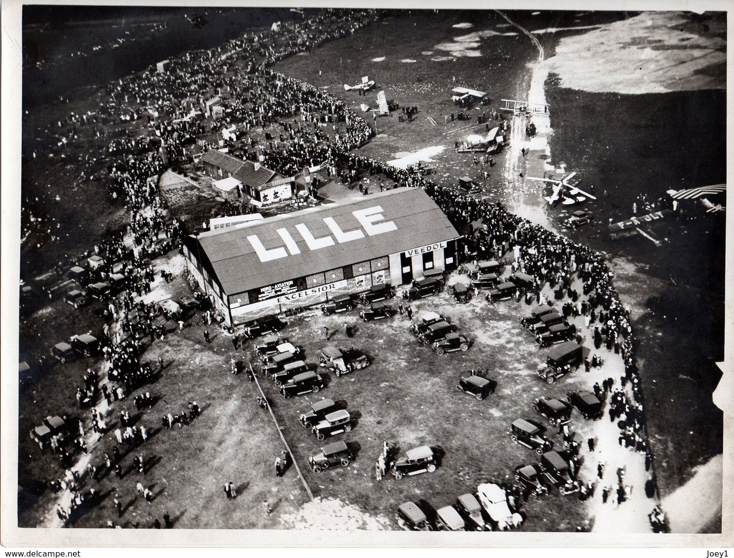 Photo Aérienne De L' Aérodrome De Lille Année 1932,format 18/24 Signée Au Dos Avec Tampon. - Luchtvaart