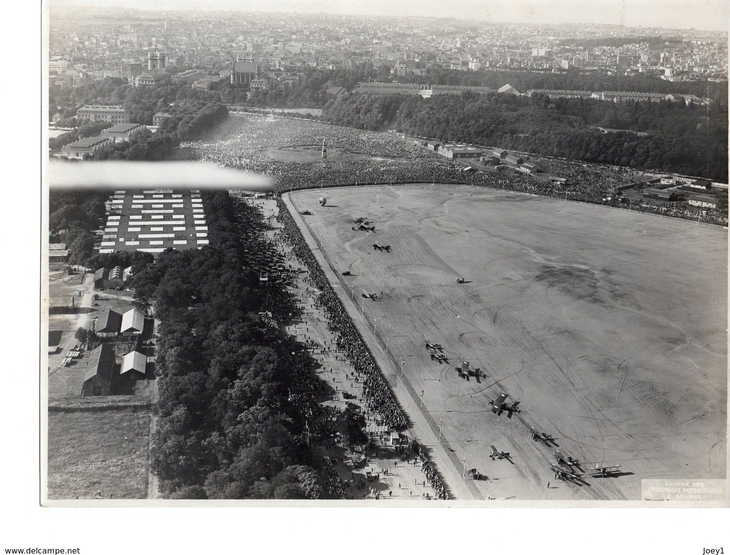 Photo Aérienne De L' Aérodrome Du Bourget Années 1930,format 18/24 Signée Au Dos Avec Tampon. - Luftfahrt