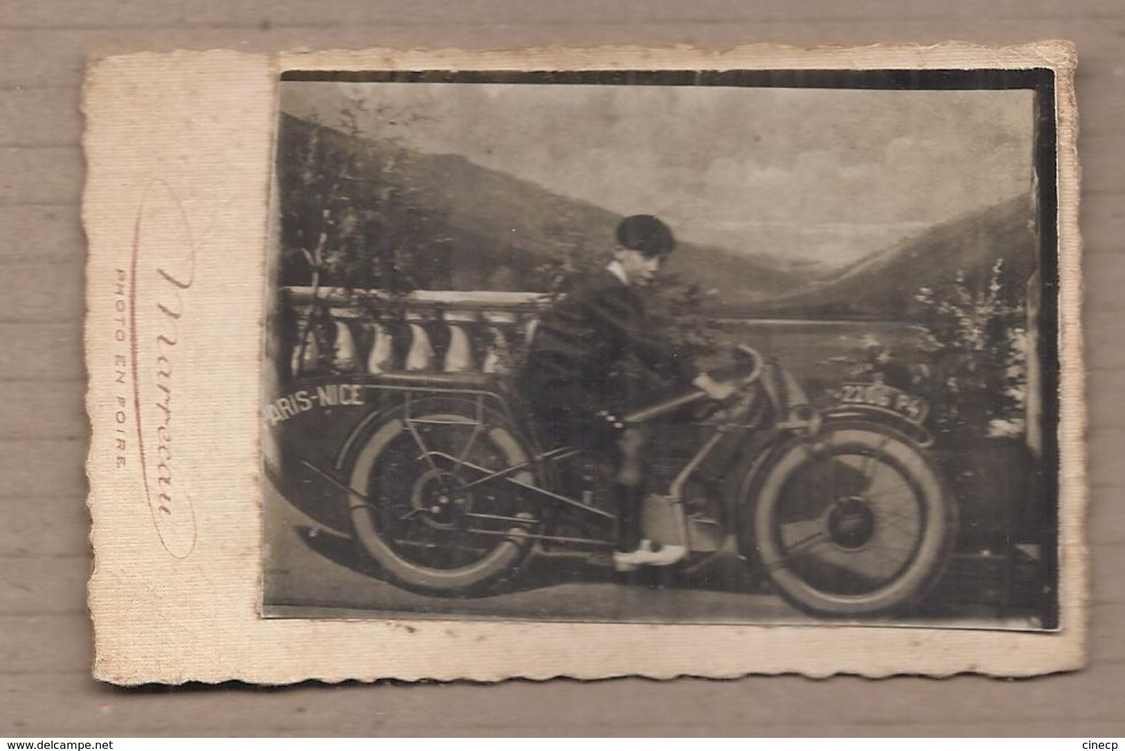 PHOTO MONTAGE MOTOCYCLETTE - Jeune Garçon Sur GROS PLAN Moto Devant Paysage PARIS NICE Photo En Foire - Motos