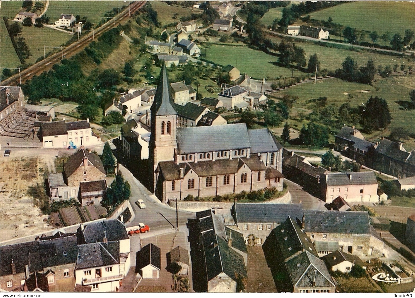 NATOYE (Hamois) Le Centre, Vue Aérienne. (au Fond : Centre Des Métiers D'art "La Spirale" Et Le Chemin De Fer. - Hamois