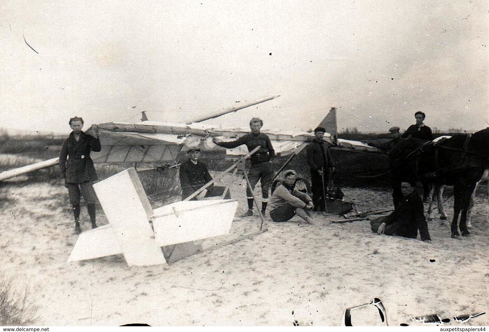 Photo Originale Groupe De Jeunes Pilotes Ingénieurs & Crash D'Avion Léger Tiré Par Un Cheval Sur La Plage Vers 1910/20 - Aviation