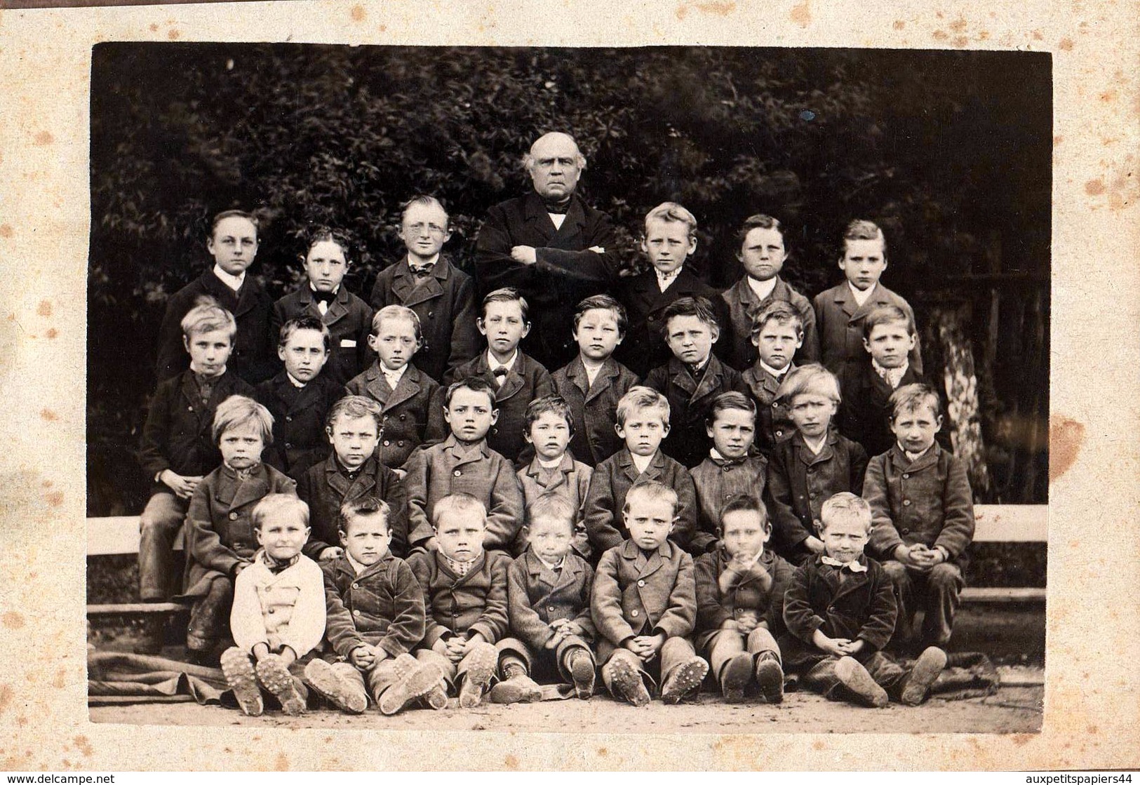 Grand Tirage Photo Albuminé Cartonné Original Scolaire - Ecole De Garçons Vers 1890 Au Maître à L'air Pas Commode - Alte (vor 1900)