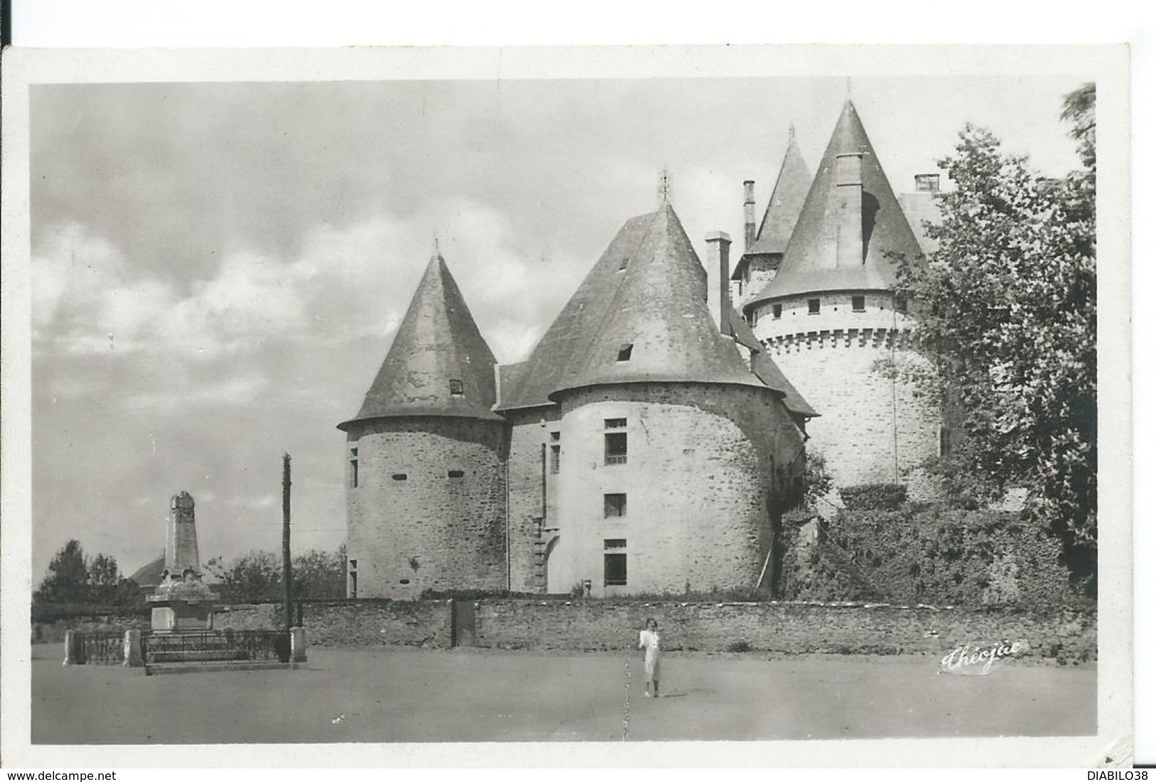 POMPADOUR  ( CORRÈZE )    ENTRÉE DU CHÂTEAU . MONUMENT AUX MORTS - Sonstige & Ohne Zuordnung