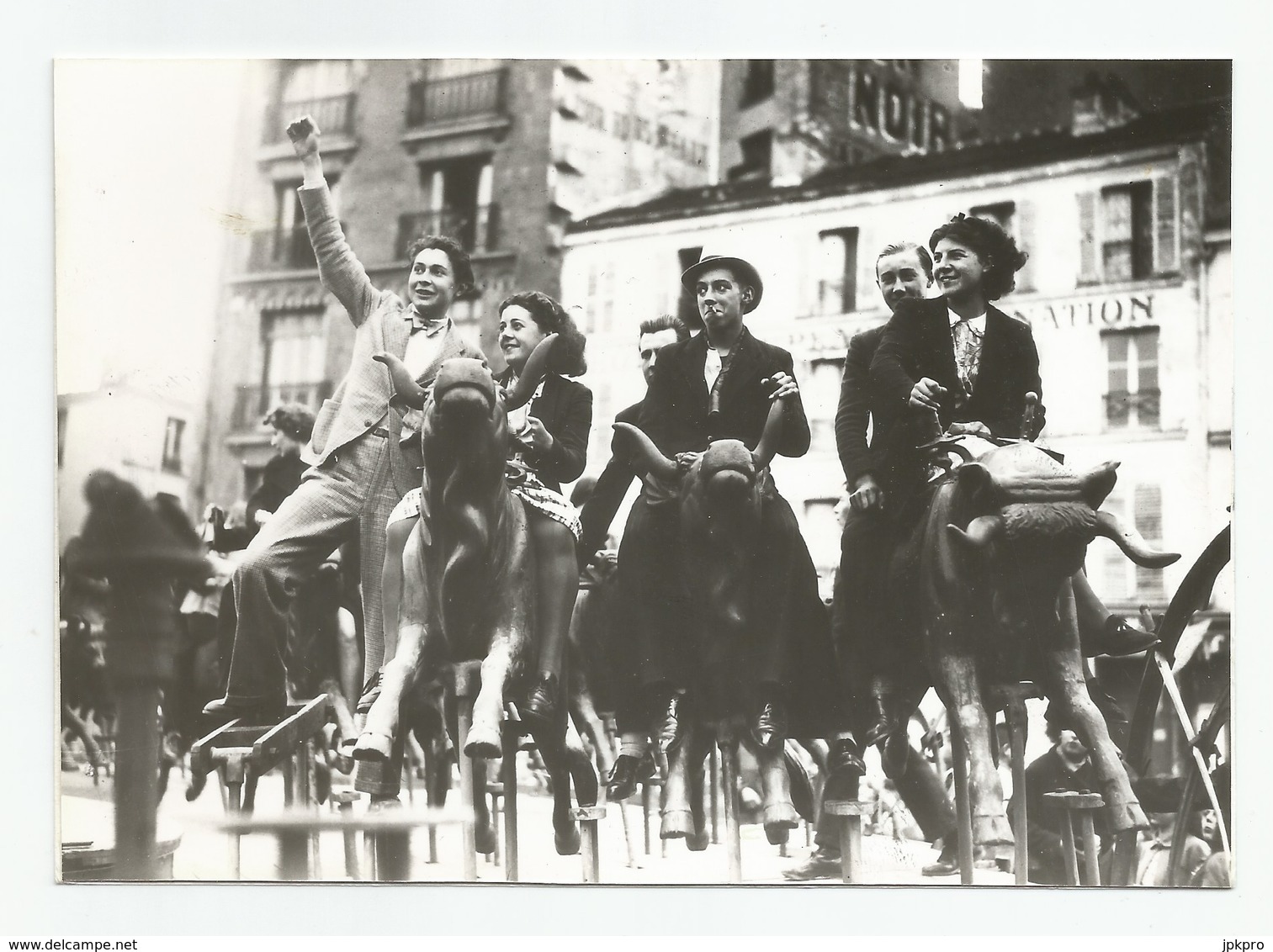 PARIS - FOIRE DU TRÔNE (1941) - Le Manège Des Taureaux - MANÈGE - FÊTE FORAINE - CARROUSEL - Autres & Non Classés