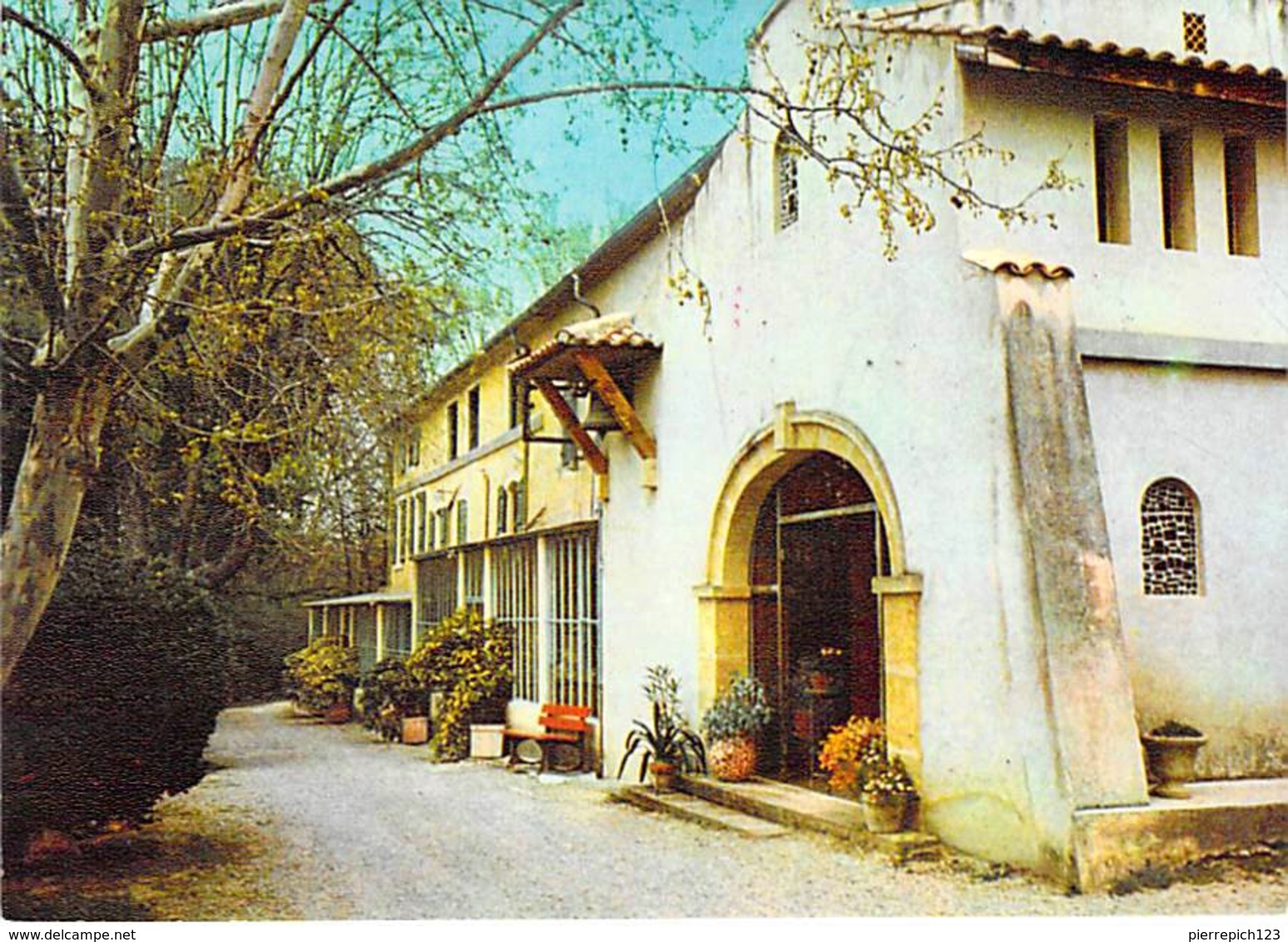 84 - La Tour D'Aigues - Maison De Repos "Notre Dame De La Ferrage" - Chapelle Et Bâtiment Principal - La Tour D'Aigues