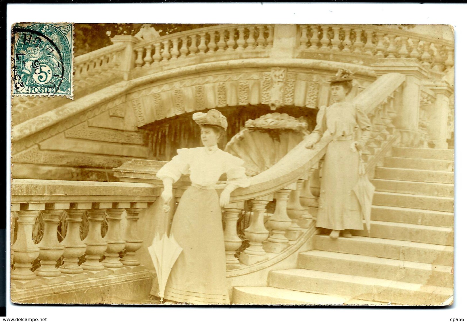 CARTE PHOTO 1906 - 2 FEMMES Escalier Pont ? - A Identifier