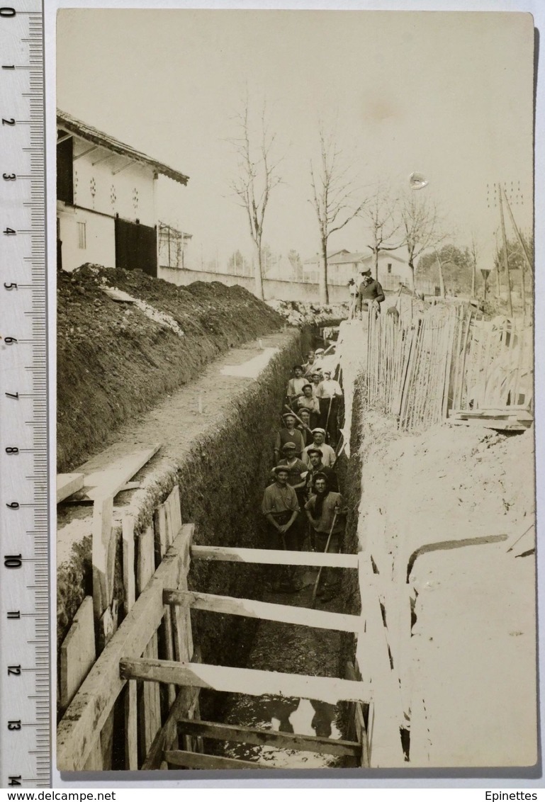 CARTE-PHOTO 9x14cm Chantier D'assainissement, Tout-à-l'égout, Conduites D'eau, Tranchée, Tuyaux. A Localiser. - Andere & Zonder Classificatie